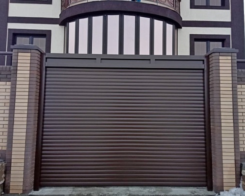 Роллетные ворота Алютех серии Prestige со сплошным алюминиевым профилем роликовой прокатки AG/77 с доставкой в Красном Сулине 